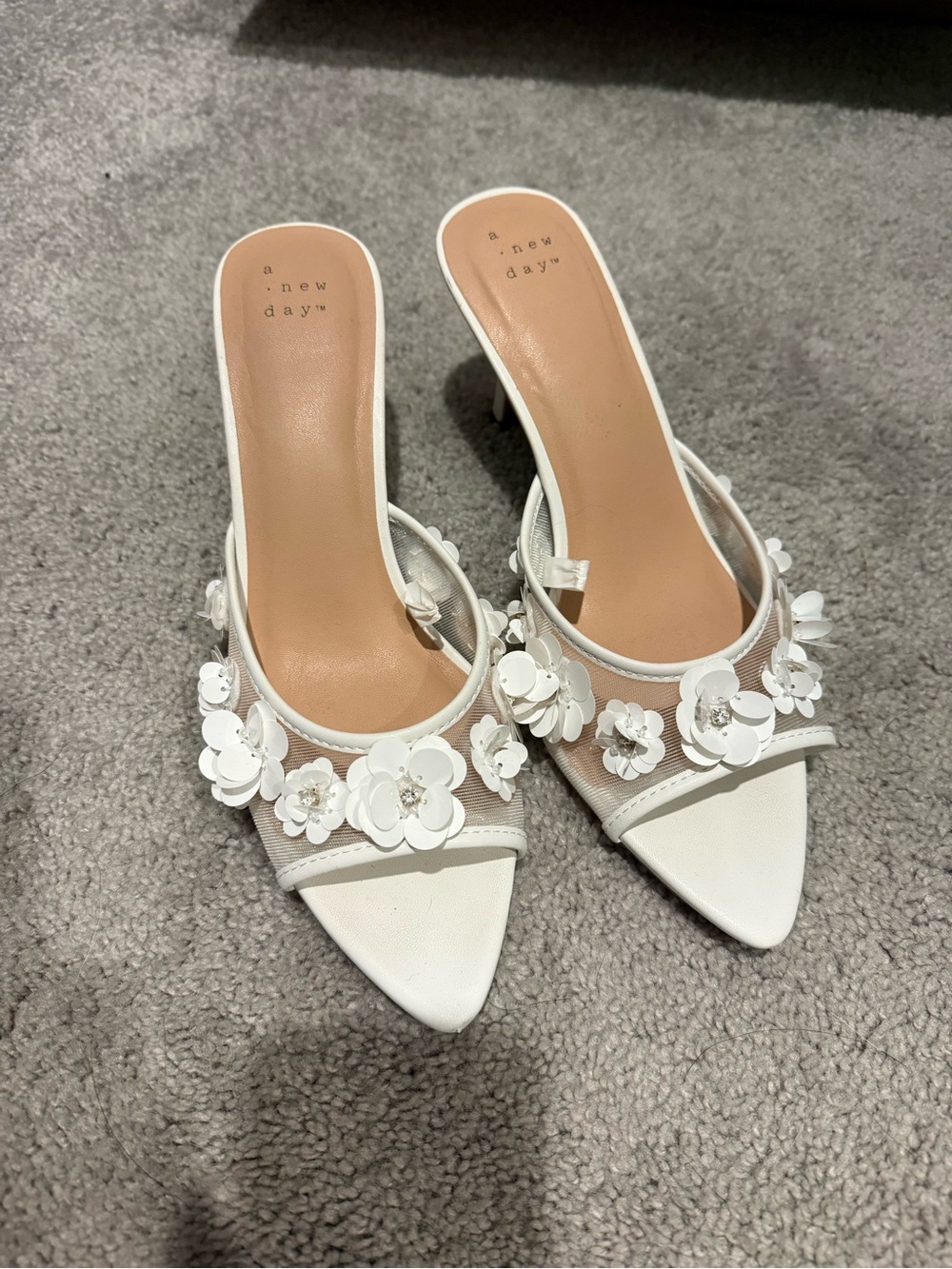 Women’s white flower kitten heel